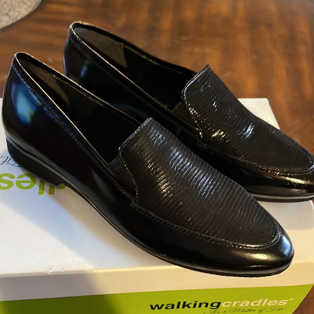 (176) NWT ladies black flats by Walking Cradles. Size 6 1/2 narrow